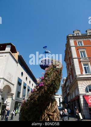 Eines der beiden Pfau-Skulpturen geschaffen, Blumen von Preston Bailey als Teil der Feder Renaissance Veranstaltung Covent Garden Stockfoto