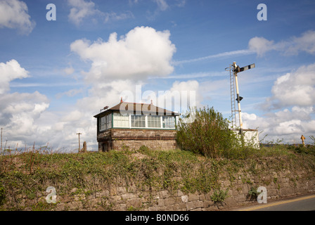 Arnside Bahn Bahnhof Stellwerk in Lancashire England in der Nähe des Flusses Kent-Mündung und Viadukt Stockfoto