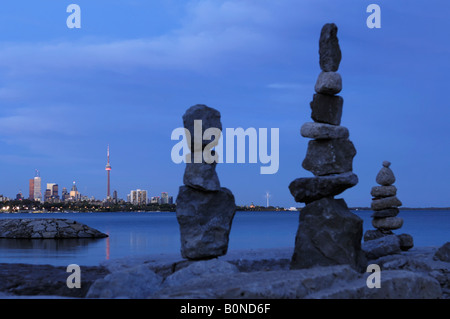 Menschliche Figuren Stein und Toronto Cityscape Stockfoto