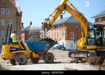 Erdbewegungsmaschinen auf neue Wohnsiedlung, Verkehrssysteme, Dorchester, Dorset, England, Vereinigtes Königreich Stockfoto