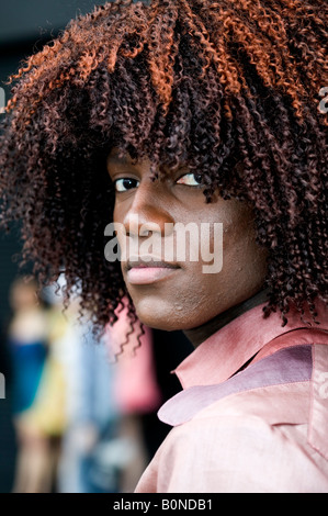 Schwarzes Modell mit lockiges Haarperücke auf Alternative Fashion Week in Spitalfields Market, London Stockfoto