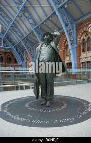 STATUE DES DICHTERS JOHN BETJEMAN IN SAINT PANCRAS STATION Stockfoto