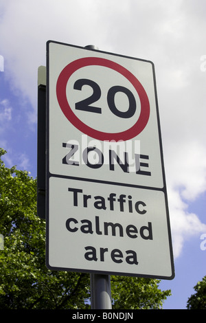 Ein Warnschild am Straßenrand Geschwindigkeit Beschränkung Stockfoto