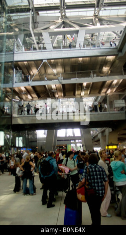 Passagiere, die auf den neuen Flughafen Suvarnabhumi Flughafen Bangkok in Thailand Stockfoto