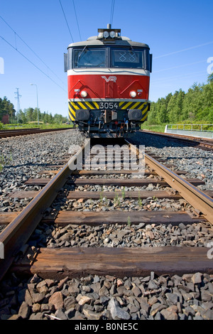 Elektrische Lokomotive und hölzernen Schwellen auf Schienen, Finnland Stockfoto