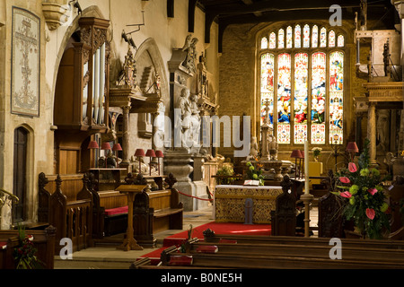 UK England Lincolnshire Bottesford St. Marys Church Innenraum Roos Familiengräbern im Altarraum Stockfoto