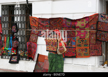 Kuna Indianerin Verkauf von Molas an einem Straßenmarkt von Panama City.  Für den redaktionellen Gebrauch bestimmt. Stockfoto