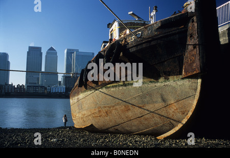 Ansicht von Canary Wharf vom Südufer der Themse, London, England Stockfoto