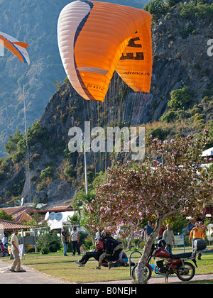 Tandem Gleitschirm, bei Marmaris Mugla Türkei Grundstücke Stockfoto