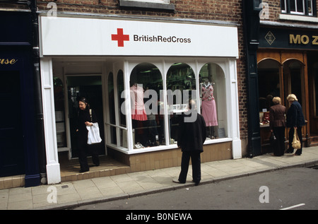 Britische Rote Kreuz Charity-Shop In Knutsford Stockfoto