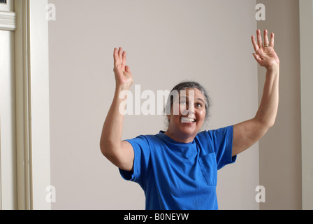 in Freude erhobenen Armen Stockfoto