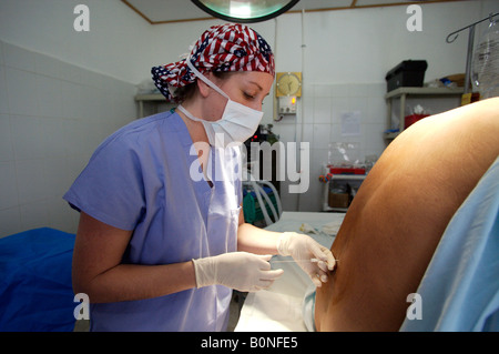 Eine Krankenschwester Anästhesisten verwaltet eine spinale Injektion während der Vorbereitung eines Patienten für die Operation während einer 2006 chirurgischen Mission nach Sula Stockfoto