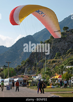 TANDEM GLEITSCHIRM KOMMEN, UM LAND ZU ÖLÜDENIZ MUGLA TÜRKEI Stockfoto