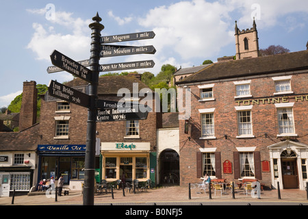 Touristische Richtung Wegweiser durch Hotels und Geschäften auf der Tontine Hügel im Stadtzentrum. Ironbridge Shropshire West Midlands England Großbritannien Großbritannien Stockfoto