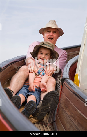 Großvater und Enkel auf der Helter Skelter Folie an der Richmond nach Themse May Fair. Stockfoto