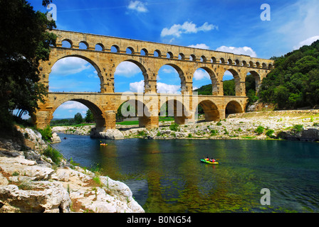 Pont du Gard ist ein Teil des römischen Aquädukts in Südfrankreich in der Nähe von Nimes Stockfoto