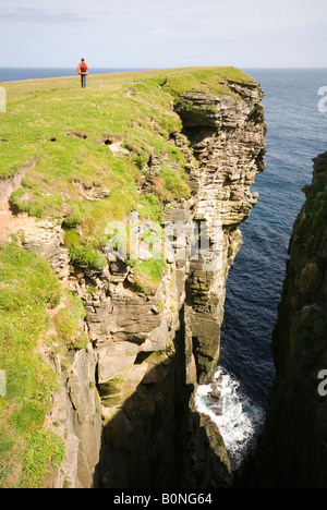 Ein Geo in Klippen in der Nähe von Noupe, auf der Isle of Noss, Shetland-Inseln, Schottland, UK Stockfoto