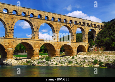 Pont du Gard ist ein Teil des römischen Aquädukts in Südfrankreich in der Nähe von Nimes Stockfoto