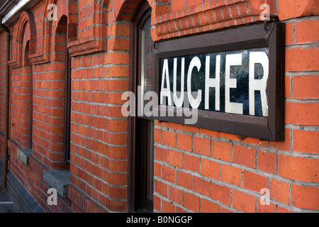 Schild am Augher old Station House, Grafschaft Tyrone, Nordirland Stockfoto