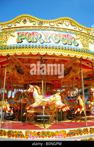 Kinderkarussell am Strand, Strand von Weymouth, Weymouth, Dorset, England, Vereinigtes Königreich Stockfoto