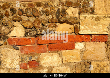 Nahaufnahme eines elisabethanischen Wand bestehend aus Feuerstein Stein Ziegel und Kalkstein Stockfoto