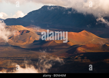 Orange Sonnenuntergang am Schlackenkegel in der Caldera des Haleakala National park Stockfoto