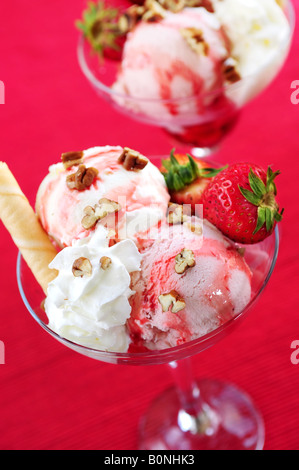 Erdbeer Eisbecher mit frischen Erdbeeren und Walnüssen Stockfoto