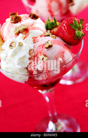 Erdbeer Eisbecher mit frischen Erdbeeren und Walnüssen Stockfoto