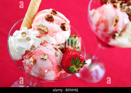 Erdbeer Eisbecher mit frischen Erdbeeren und Walnüssen Stockfoto