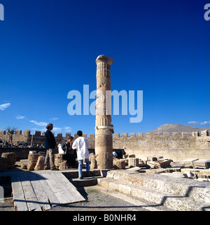 Lindos Rhodos Griechenland Touristen auf der Akropolis Stockfoto