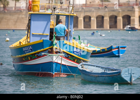 Traditionelles maltesisches Fischerboot; Fischer, der ein Luzzu Auge des Horus oder des Osiris auf der Vorderseite ummalt, um die Fischer zu schützen, wenn sie auf See sind. Stockfoto