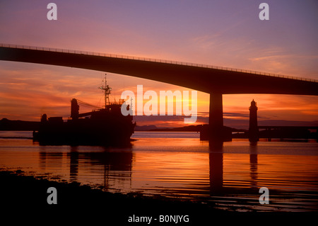 Skye-Brücke über die Meerenge von Kyle Akin bei Sonnenuntergang Stockfoto