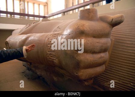 Die Riesenhand Koloss des Ramses II in Memphis, der alten Hauptstadt des alten Reiches von Ägypten jetzt außerhalb Kairo Ägypten Stockfoto