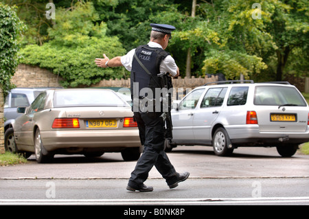 BEWAFFNETE POLIZEI ÜBERPRÜFEN BESUCHER HIGHGROVE GLOUCESTERSHIRE HAUS PRINZ CHARLES JULI 2007 Stockfoto