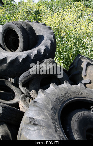 alten Traktorreifen links im Feld in Landschaft Stockfoto