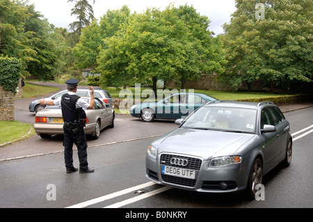 BEWAFFNETE POLIZEI ÜBERPRÜFEN BESUCHER HIGHGROVE GLOUCESTERSHIRE HAUS PRINZ CHARLES JULI 2007 Stockfoto