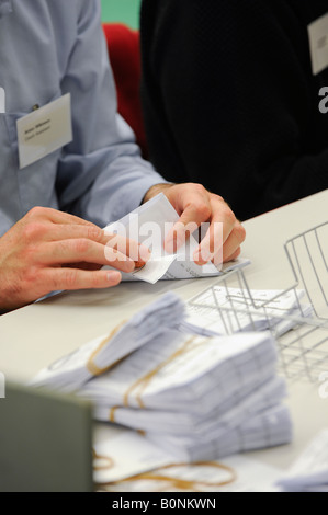 Stimmzettel werden vor der Zählung nach einem UK verifiziert Kommunalwahl Stockfoto