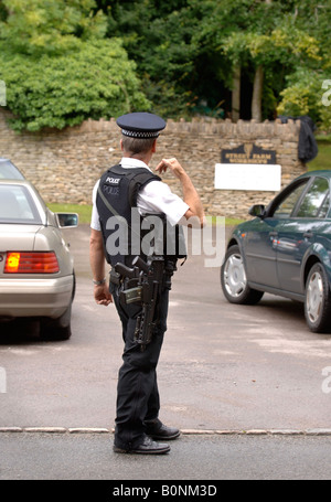 BEWAFFNETE POLIZEI ÜBERPRÜFEN BESUCHER HIGHGROVE GLOUCESTERSHIRE HAUS PRINZ CHARLES JULI 2007 Stockfoto