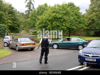 BEWAFFNETE POLIZEI ÜBERPRÜFEN BESUCHER HIGHGROVE GLOUCESTERSHIRE HAUS PRINZ CHARLES JULI 2007 Stockfoto