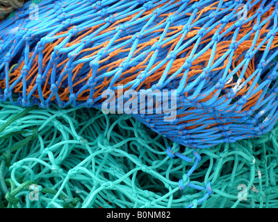 Bunte Trawler Fischernetze, Scarborough, North Yorkshire, England. Stockfoto