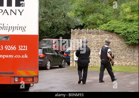 BEWAFFNETE POLIZEI ÜBERPRÜFEN BESUCHER HIGHGROVE GLOUCESTERSHIRE HAUS PRINZ CHARLES JULI 2007 Stockfoto