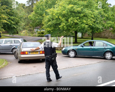 BEWAFFNETE POLIZEI ÜBERPRÜFEN BESUCHER HIGHGROVE GLOUCESTERSHIRE HAUS PRINZ CHARLES JULI 2007 Stockfoto