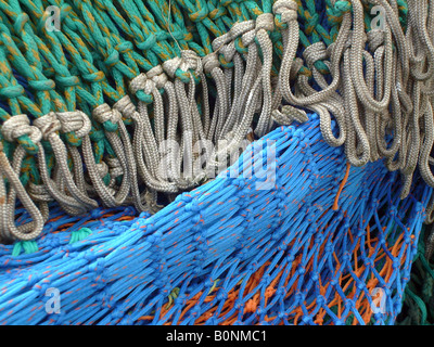 Bunte Trawler Fischernetze, Scarborough, North Yorkshire, England. Stockfoto