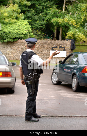 BEWAFFNETE POLIZEI ÜBERPRÜFEN BESUCHER HIGHGROVE GLOUCESTERSHIRE HAUS PRINZ CHARLES JULI 2007 Stockfoto