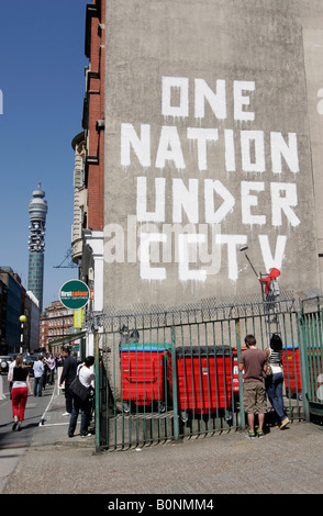 Eine Nation unter CCTV - Streetart von Banksy in Londoner Newman Street Stockfoto