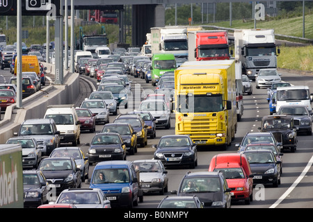 Verkehr-Stau-Pkw und LKW stecken im Stillstand auf M25 Autobahn Richtung London Vereinigtes Königreich Stockfoto