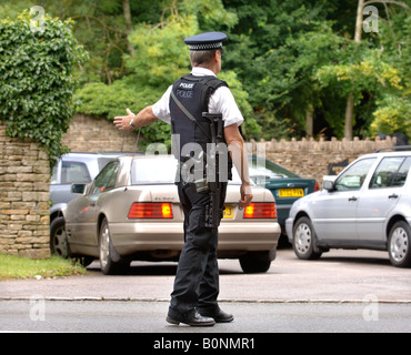 BEWAFFNETE POLIZEI ÜBERPRÜFEN BESUCHER HIGHGROVE GLOUCESTERSHIRE HAUS PRINZ CHARLES JULI 2007 Stockfoto