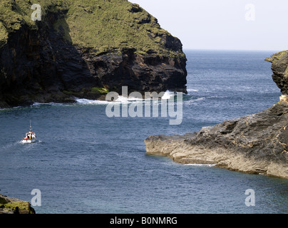 Angelboot/Fischerboot verlassen Boscastle Hafen, Cornwall, UK Stockfoto