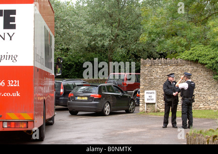 BEWAFFNETE POLIZEI ÜBERPRÜFEN BESUCHER HIGHGROVE GLOUCESTERSHIRE HAUS PRINZ CHARLES JULI 2007 Stockfoto