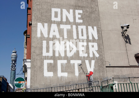 Eine Nation unter CCTV - Streetart von Banksy in Londoner Newman Street Stockfoto